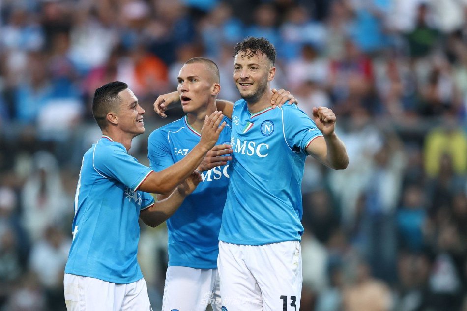 也凸显了她 也凸显了她