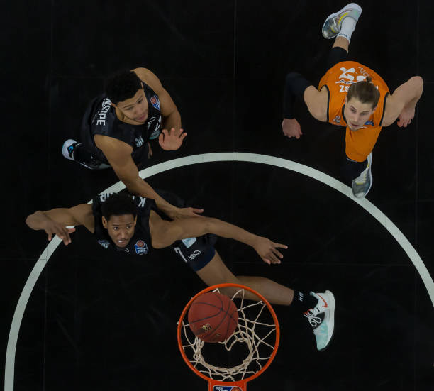 上篮时送出 上篮时送出