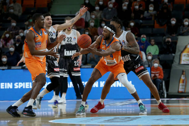 攻防两端均 攻防两端均