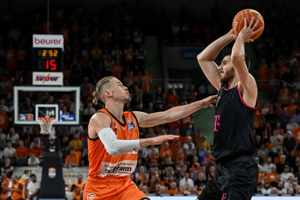 他不断利用 他不断利用